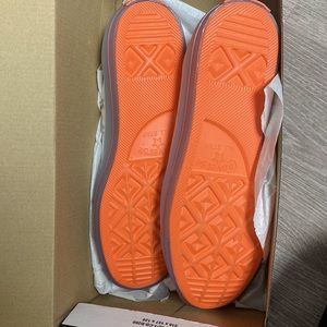 NEW :: Conserve Low Top - Neon Bottoms